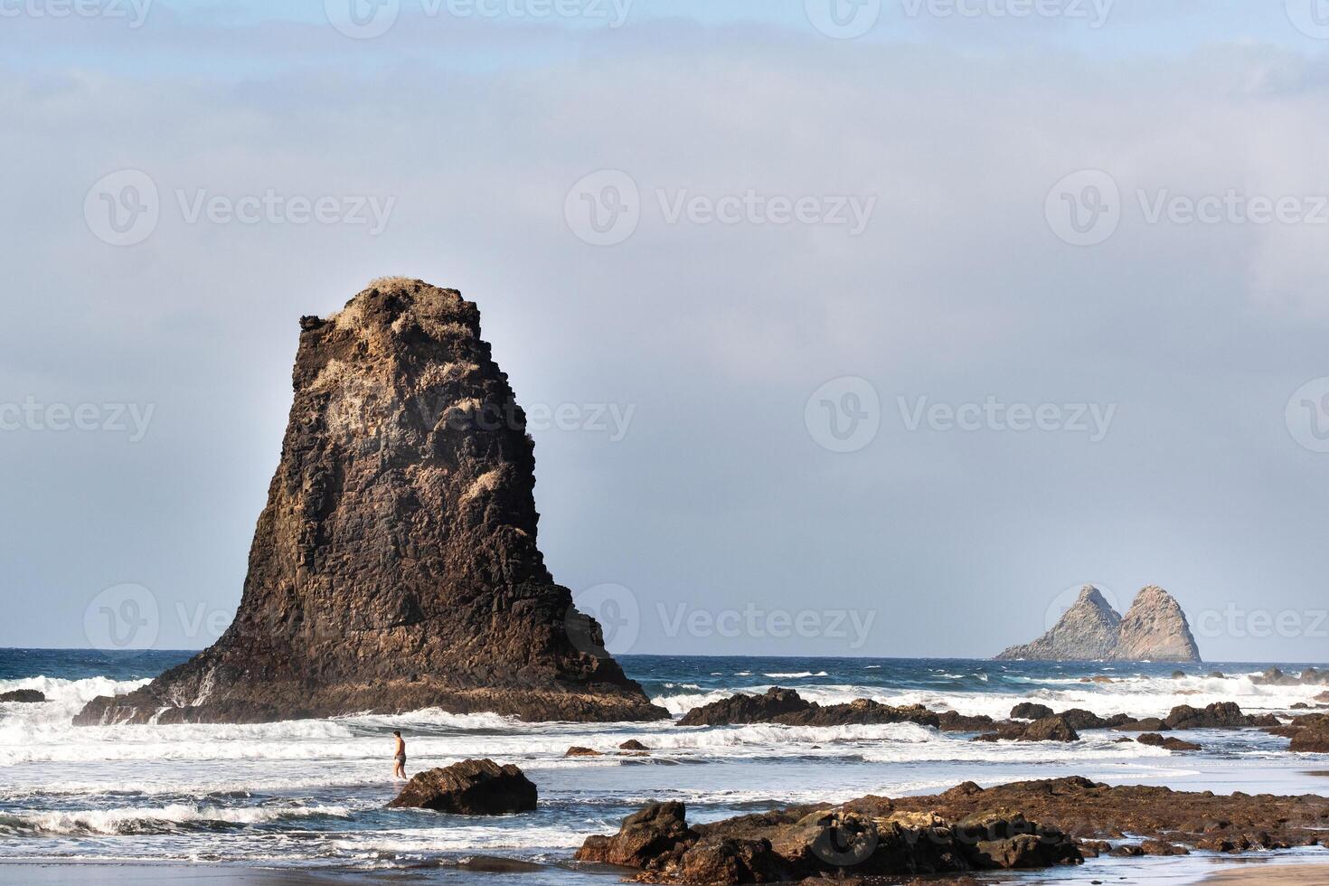 människor på de sandig strand av benijo på de ö av teneriffa.spanien foto