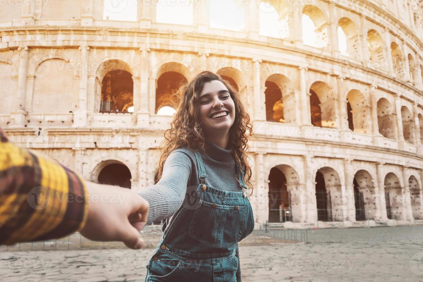 ung par har roligt tillsammans i rom colosseum - Lycklig älskande romantisk stunder under semester i Italien - kärlek relation och roman resa livsstil begrepp foto