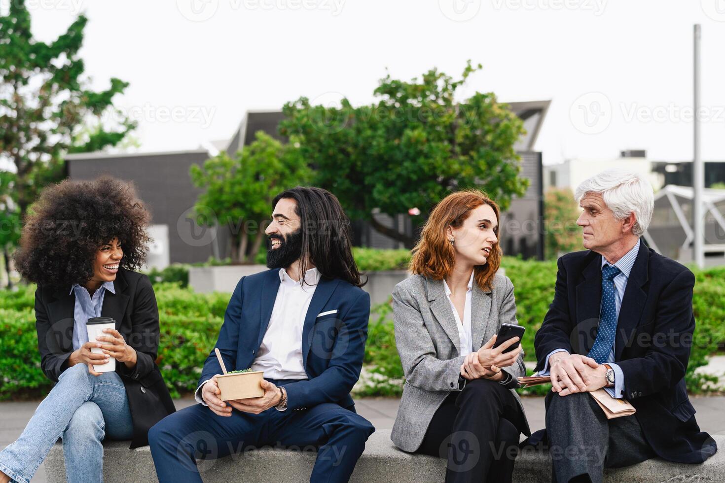 raser företag människor med annorlunda åldrar har en lunch ha sönder utanför kontor foto