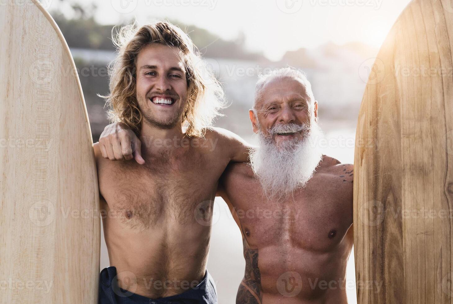 Lycklig passa surfare med annorlunda åldrar har roligt surfing på tropisk strand - extrem sport livsstil och vänskap begrepp foto
