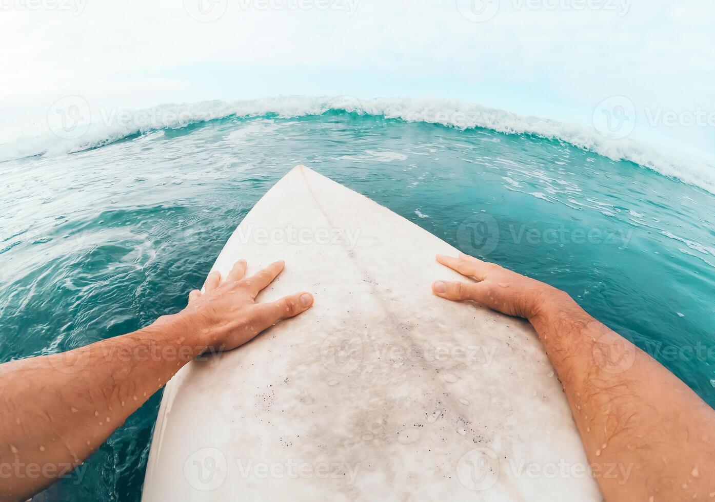 ung man har roligt surfing på hög vågor hav - sportig surfare håller på med Träning övningar på blå vatten - extrem sport och hälsa semester livsstil människor foto