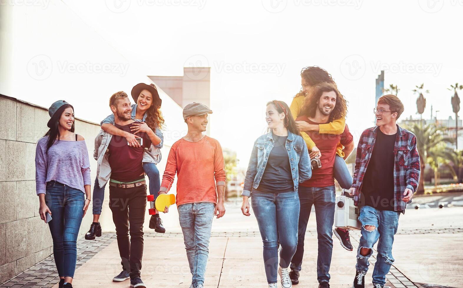 grupp av Lycklig vänner har roligt utomhus- - ung människor piggybacking medan skrattande och gående tillsammans i de stad Centrum - vänskap, tusenåriga generation, tonåring och ungdom livsstil begrepp foto
