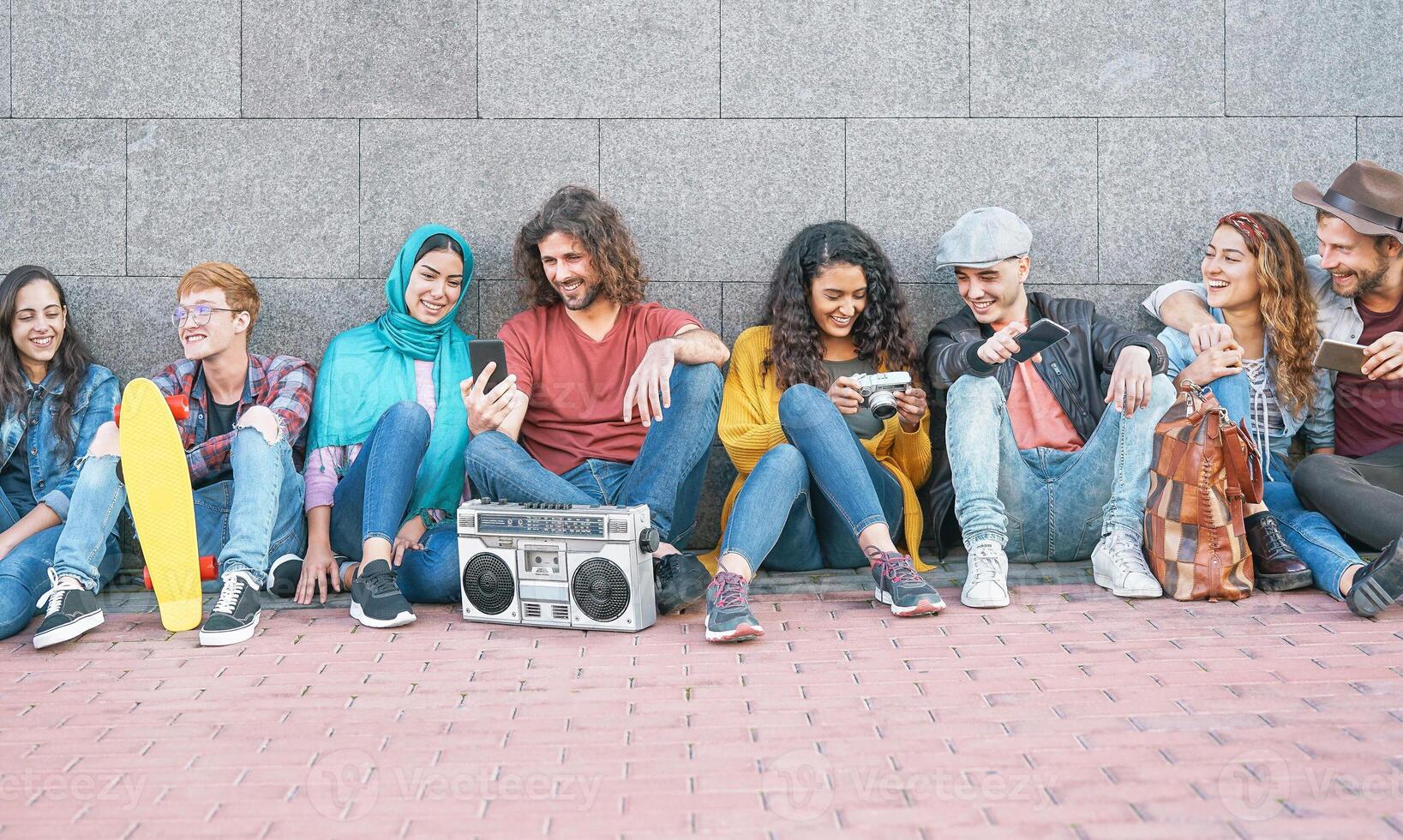 grupp av olika vänner har roligt utomhus- - tusenåriga ung människor använder sig av mobil telefoner tar Foto och lyssnande musik med årgång stereo - generation z, social media och ungdom livsstil begrepp