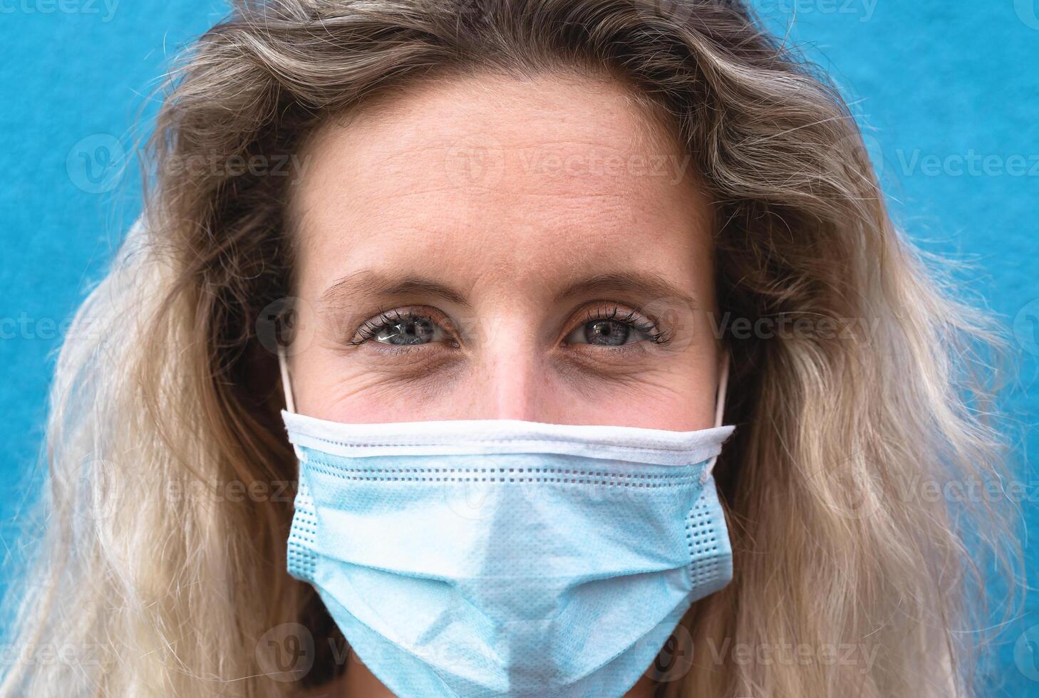 ung kvinna porträtt bär kirurgisk ansikte mask - människor själv karantän för förebyggande och sluta korona virus spridning - sjukvård och ungdom människor under covid-19 utbrott begrepp foto