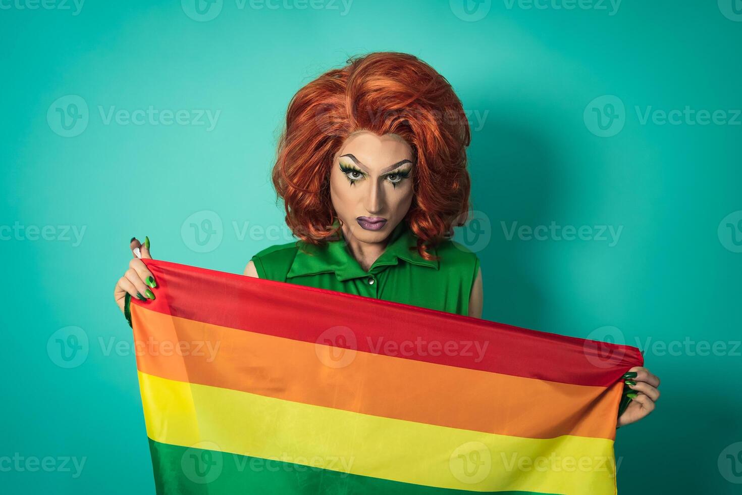 drag drottning fira Gay stolthet innehav regnbåge flagga - lgbtq social gemenskap begrepp foto
