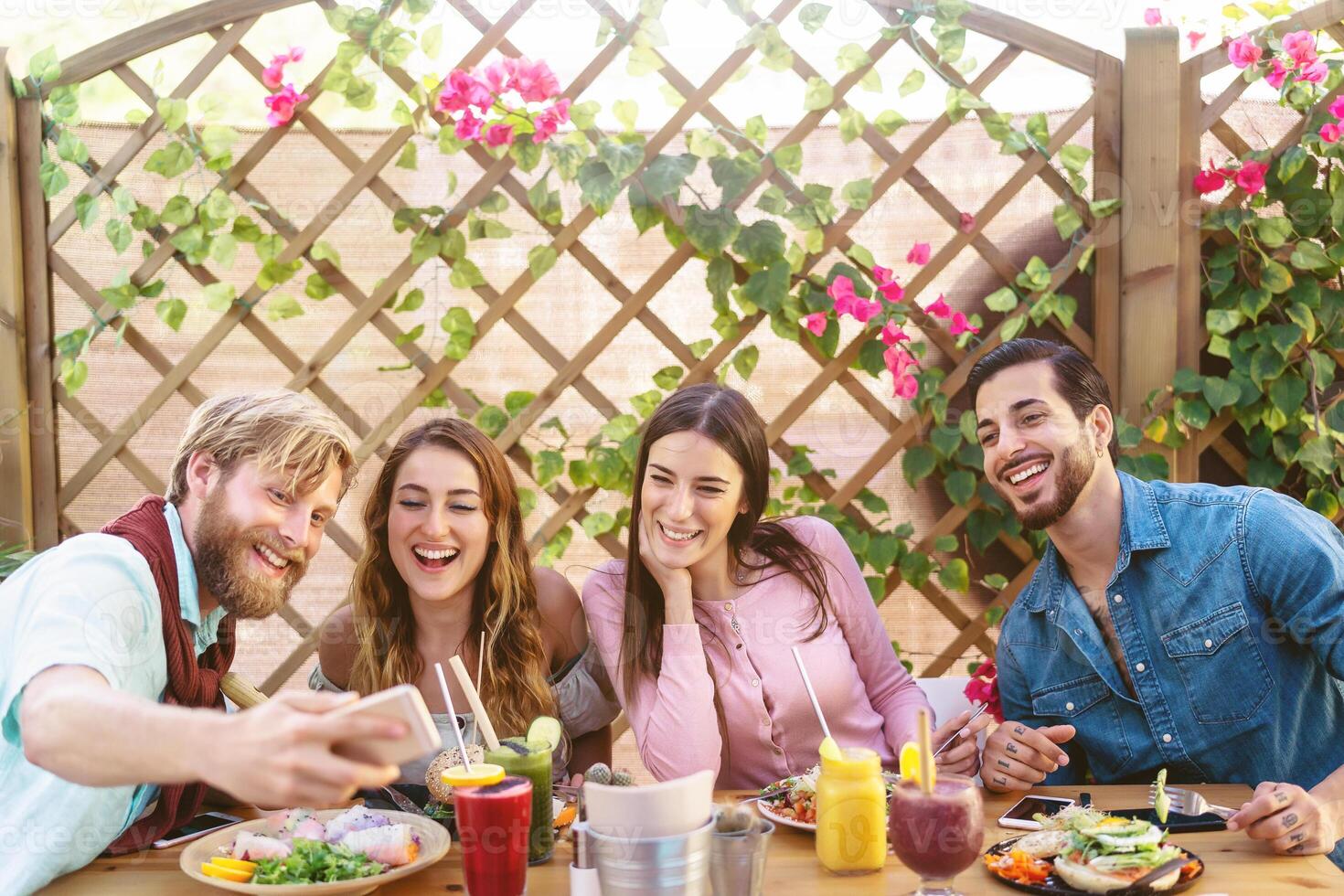 Lycklig vänner tar selfie med mobil smartphone medan lunch i kaffe brunch restaurang - ung trendig människor har roligt äter tillsammans - ungdom tech livsstil mat kultur begrepp foto