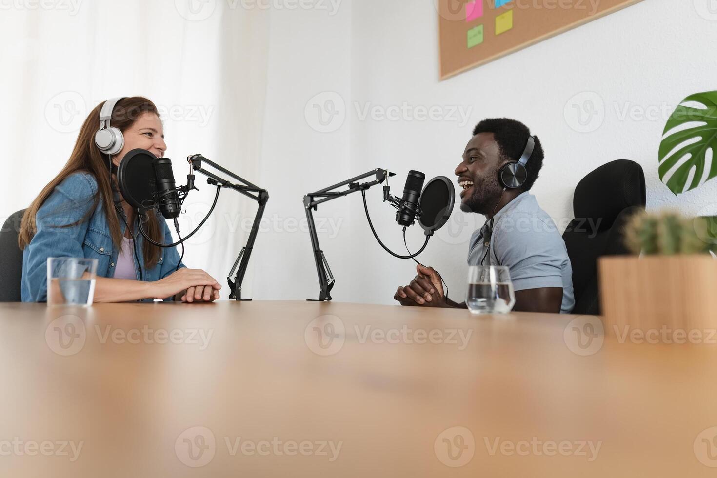 raser människor inspelning en podcast använder sig av mikrofon och hörlurar från Hem studio foto