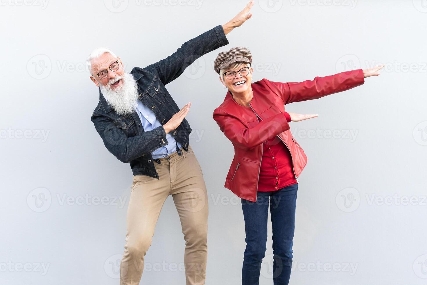 Lycklig och trendig senior par har roligt utomhus- foto