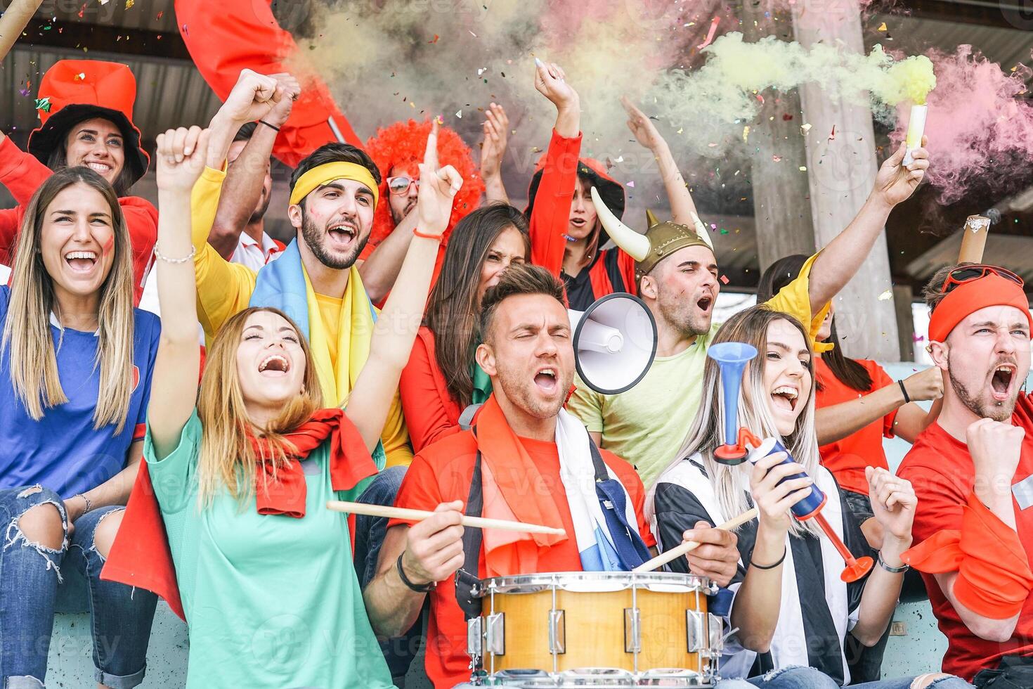 fotboll anhängare fläktar tittar på internationell fotboll match - ung grupp av upphetsad vänner har roligt jublande på fotboll värld spel på stadion - ungdom, sport och firande Göra begrepp foto