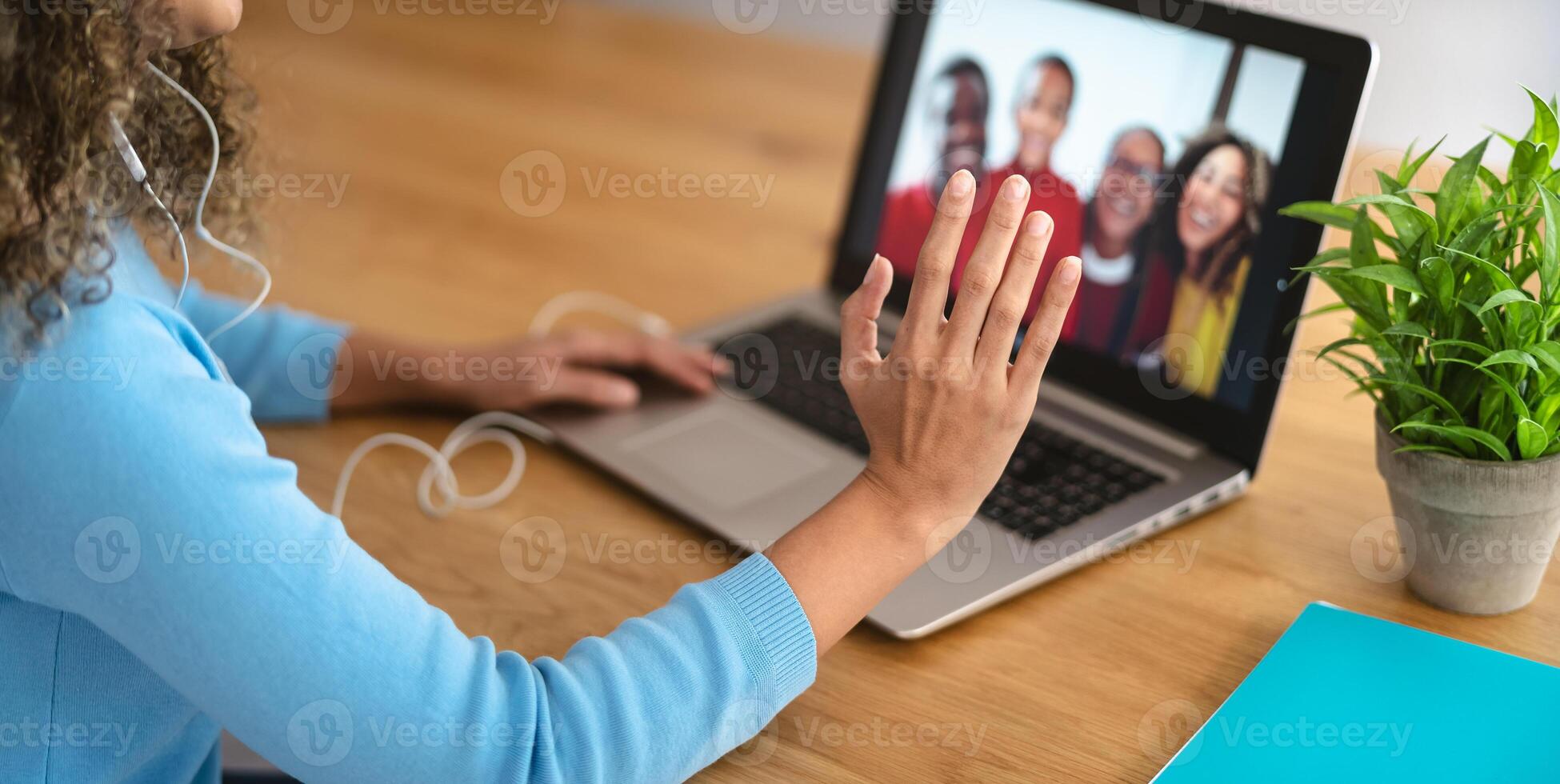 Lycklig afro familj har video ring upp med bärbar dator kam under korona virus utbrott foto