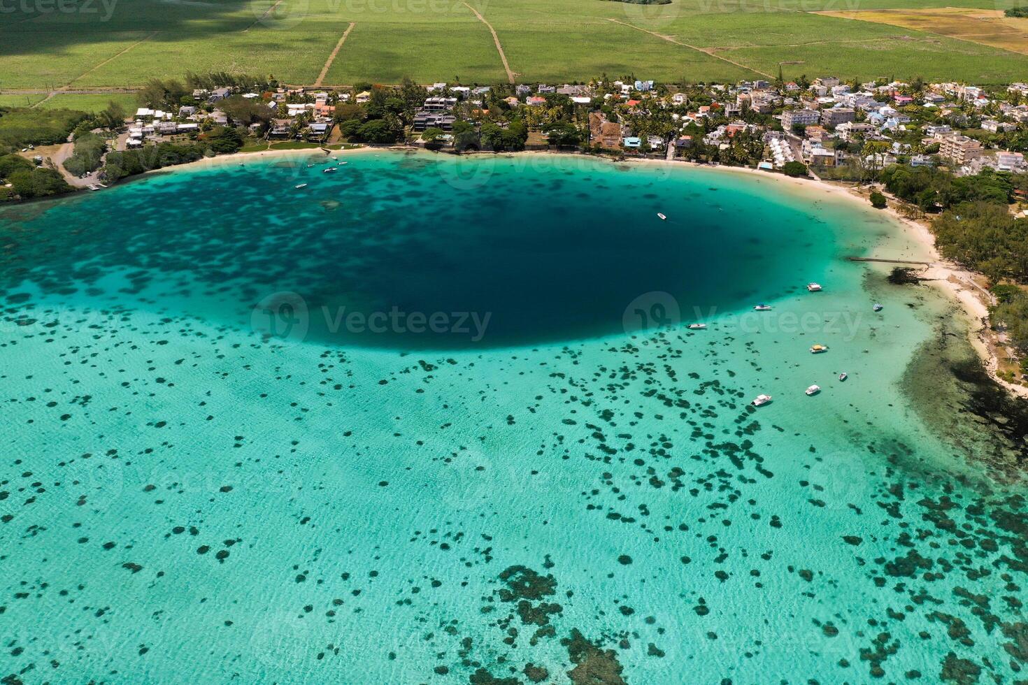 topp se av de blå bukt lagun av mauritius. en båt flyter på en turkos lagun foto