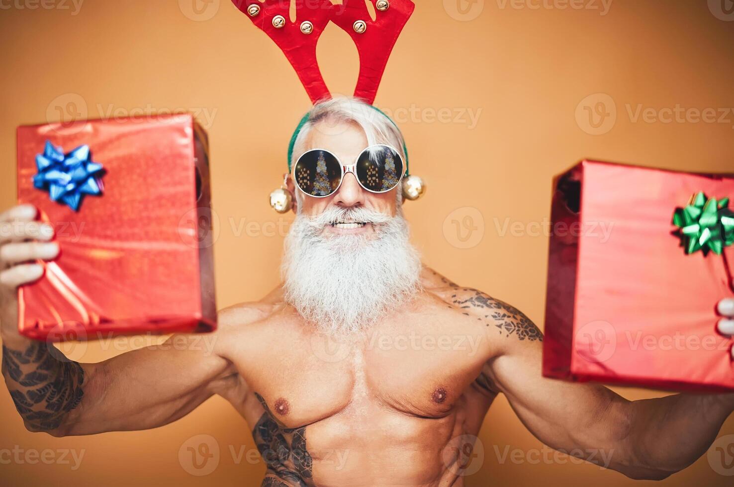 Lycklig passa senior innehav jul presenterar - hipster äldre man har roligt ger gåva låda under xmas högtider - äldre trendig människor och traditionell livsstil kultur begrepp foto