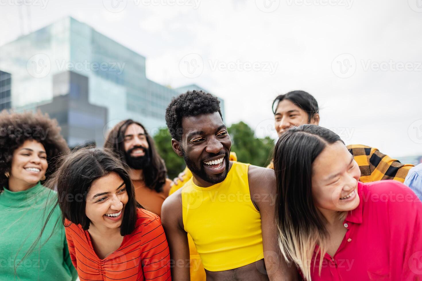 ung raser vänner har roligt tillsammans hängande ut i de stad - vänskap och mångfald begrepp foto