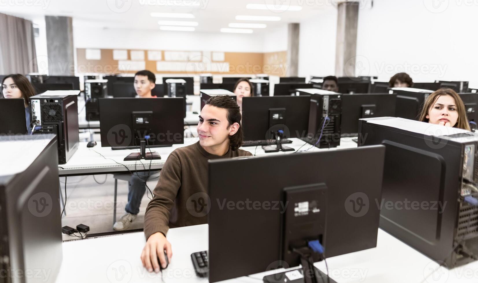 ung studenter lyssnande en lektion i hög skola - utbildning begrepp foto