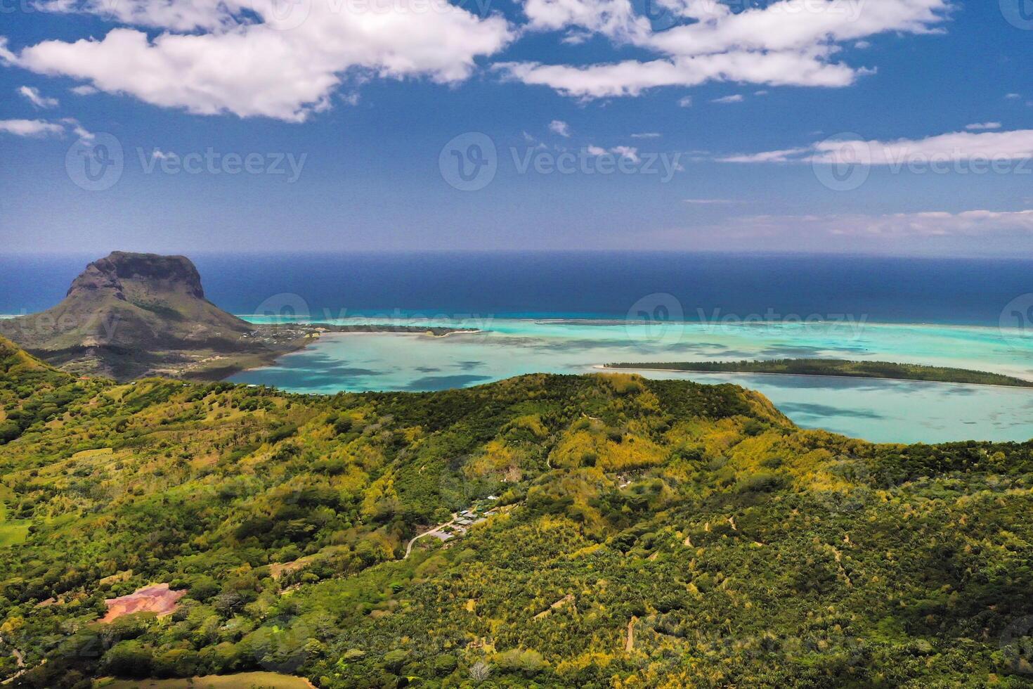 se från de höjd av de ö av mauritius i de indisk hav och de strand av le morgonbrabant foto