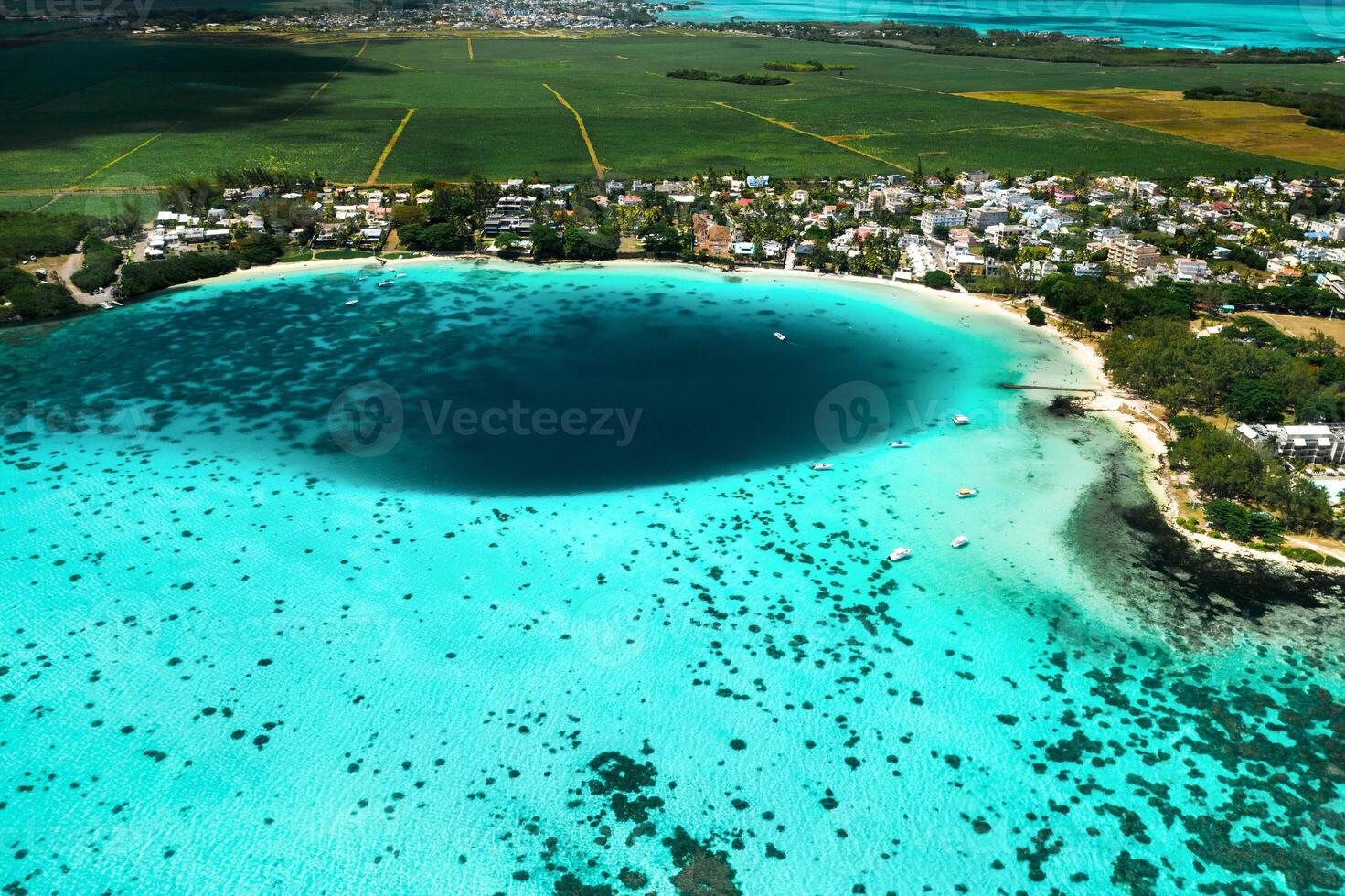 topp se av de blå bukt lagun av mauritius. en båt flyter på en turkos lagun foto