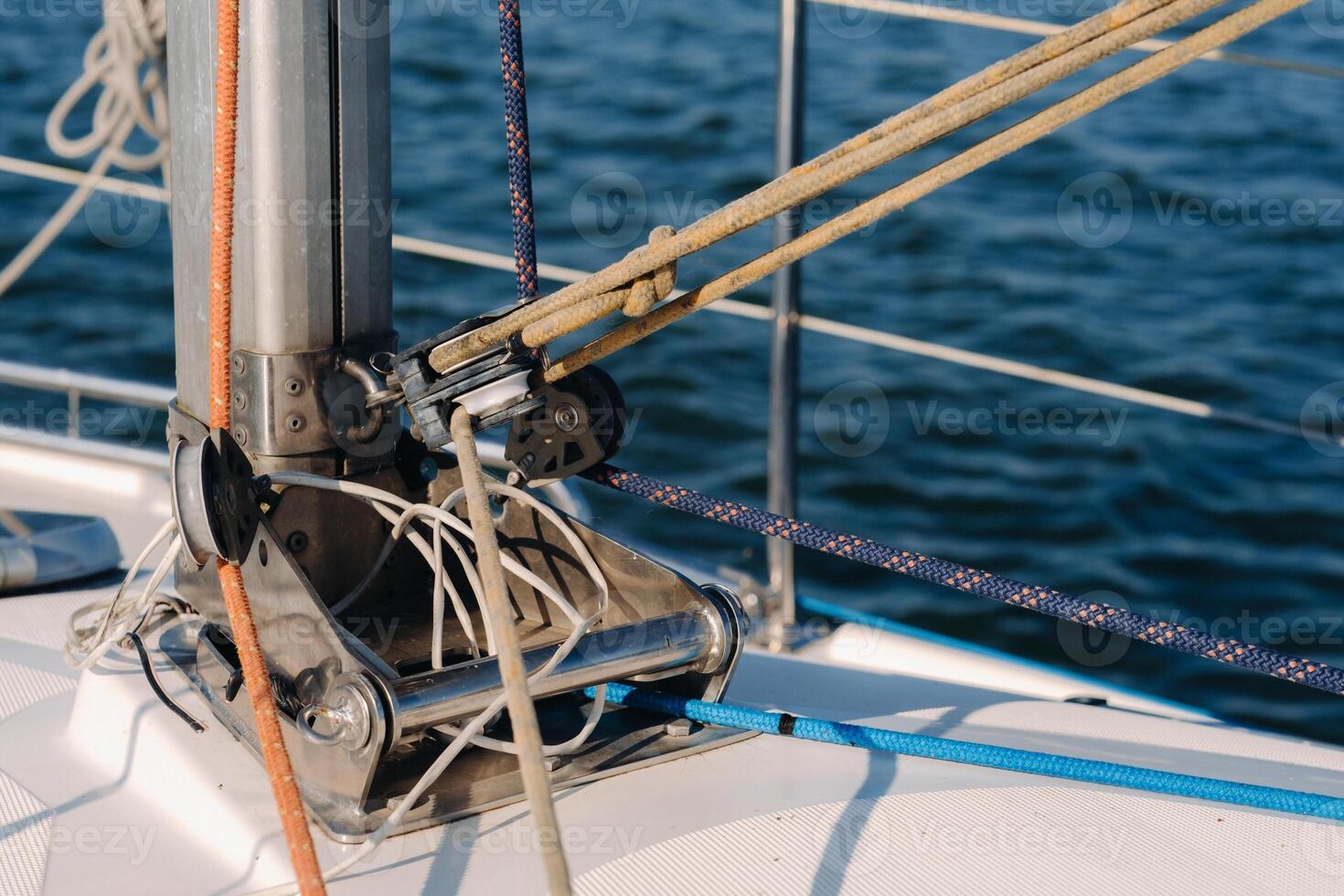 rep på de vinsch av en vit Yacht i de sea.yacht Utrustning foto