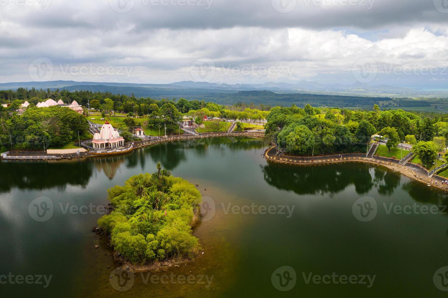 de ganga talao tempel i stor bassäng, savanne, mauritius. foto