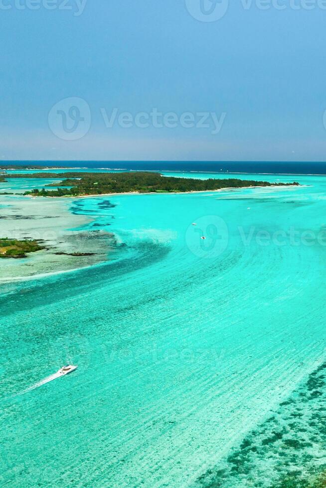 topp se av de lagun och korall rev av mauritius i de indisk hav foto