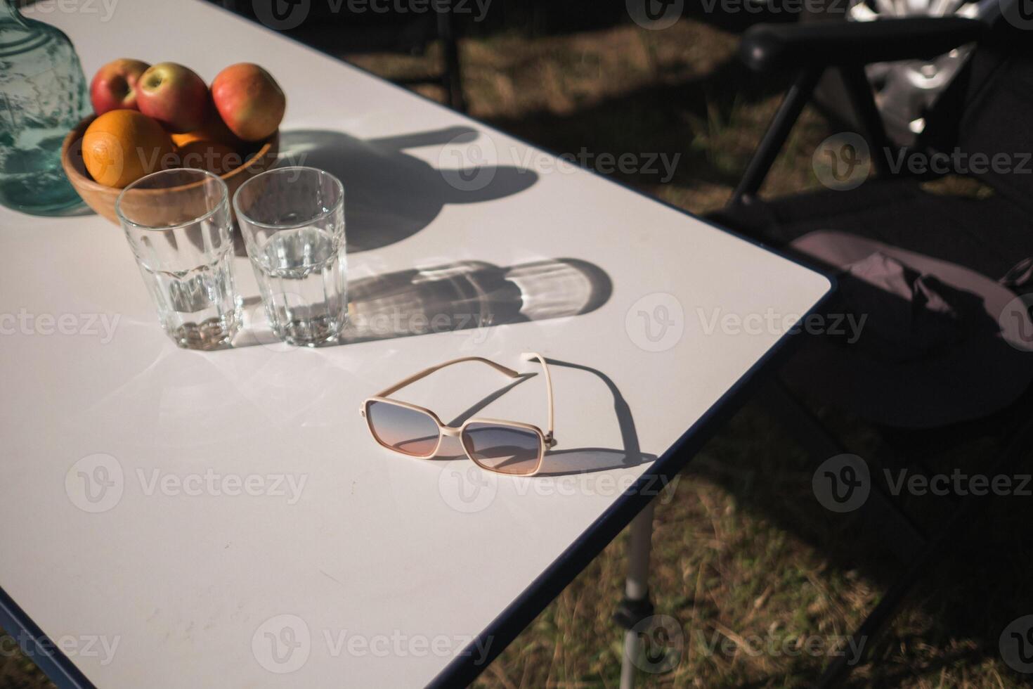 utomhus- stolar och picknick tabell nära de husbil foto