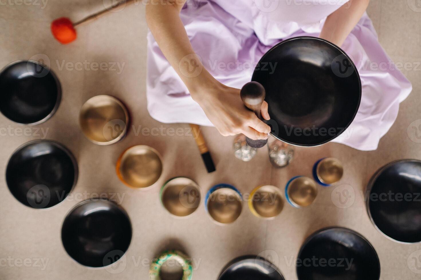 närbild av en tibetan sång skål i din händer - översättning av mantra omvandla din oren kropp, Tal och sinne in i en ren Exalterad kropp, Tal och sinne av en buddha foto