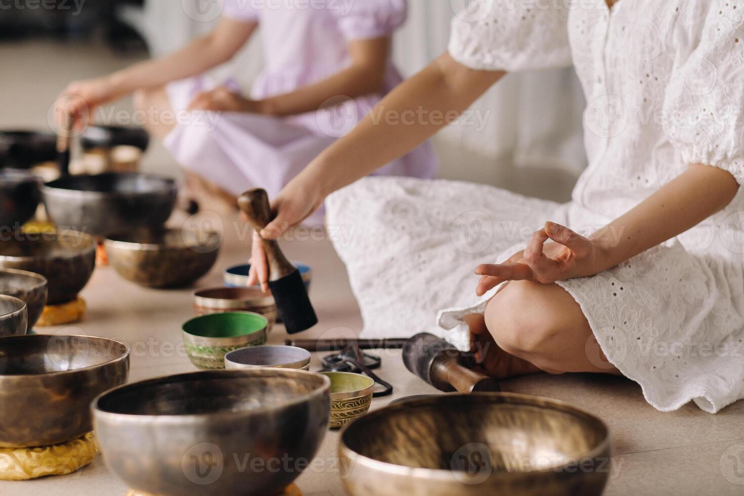 närbild av en tibetan sång skål i din händer - översättning av mantra omvandla din oren kropp, Tal och sinne in i en ren Exalterad kropp, Tal och sinne av en buddha foto