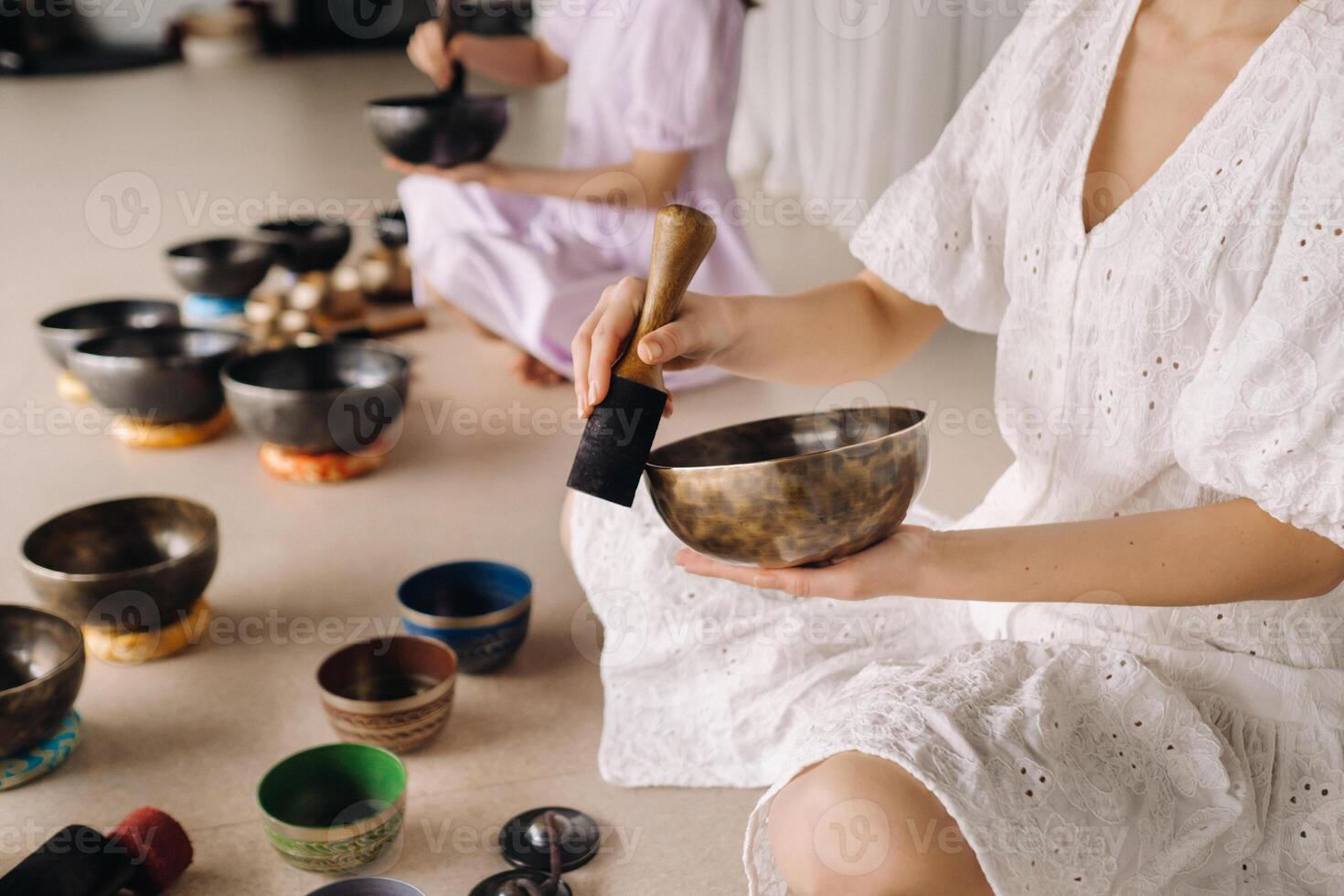 tibetan sång skål i din händer - översättning av mantra omvandla din oren kropp, Tal och sinne in i en ren Exalterad kropp, Tal foto