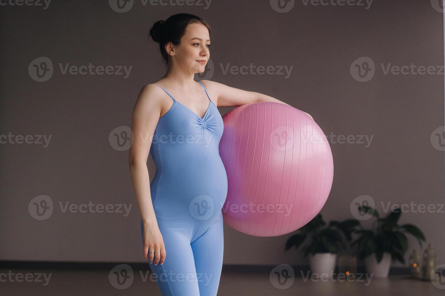 gravid kvinna under kondition klasser med en fitball foto