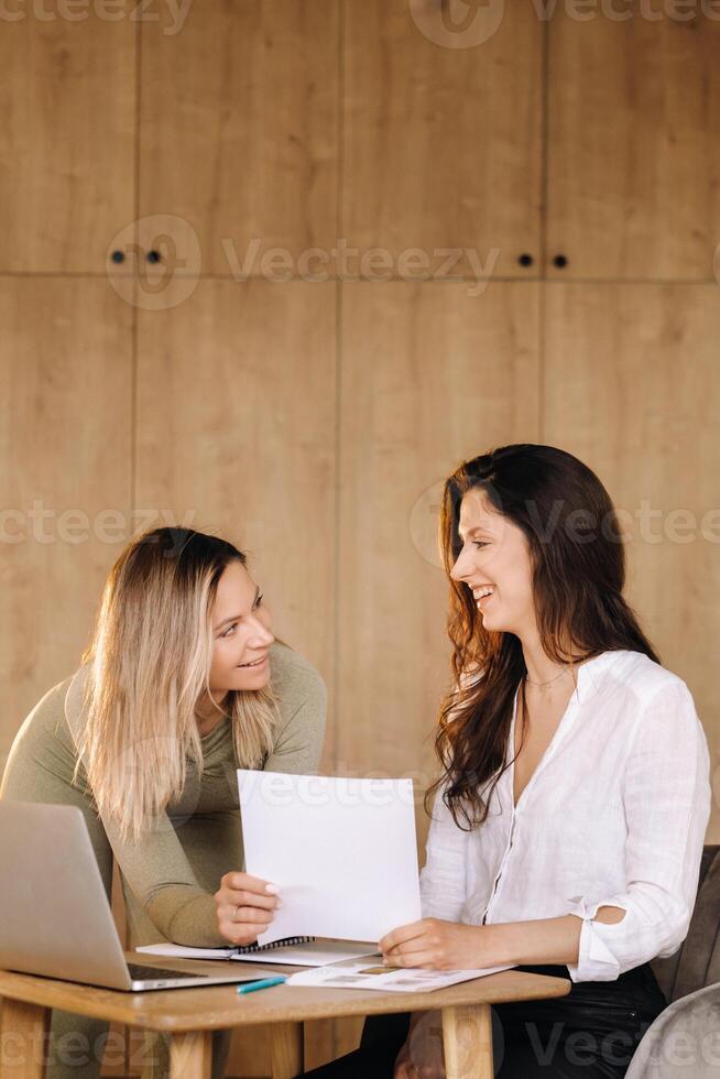 en flicka efter kondition klasser diskuterar henne friska diet med en dietist foto