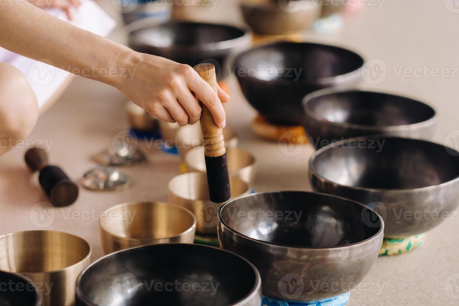 närbild av en tibetan sång skål i din händer - översättning av mantra omvandla din oren kropp, Tal och sinne in i en ren Exalterad kropp, Tal och sinne av en buddha foto