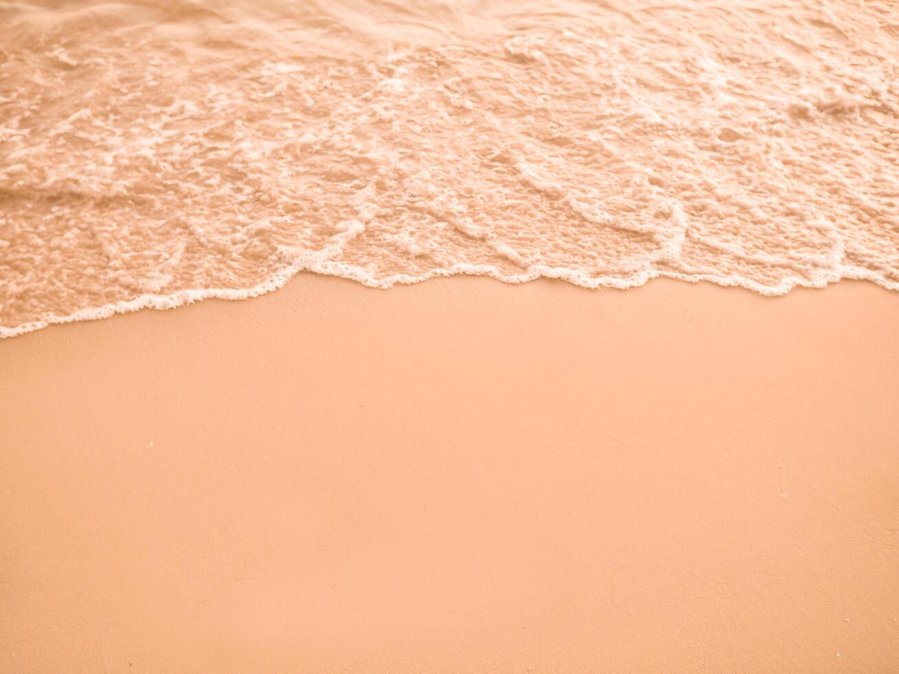 vatten och sand på de strand i solnedgång tid foto