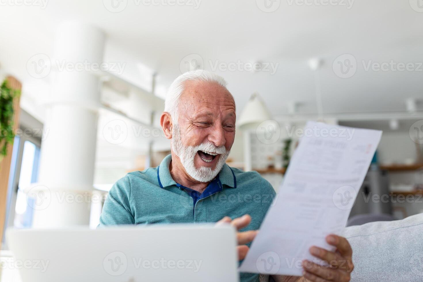 överraskad skrattande Lycklig gammal mogna pensionerad man ser genom papper dokumentera, känsla upphetsad analyserar finansiell information, få skatter återbetalning eller Bank lån godkännande på Hem. foto