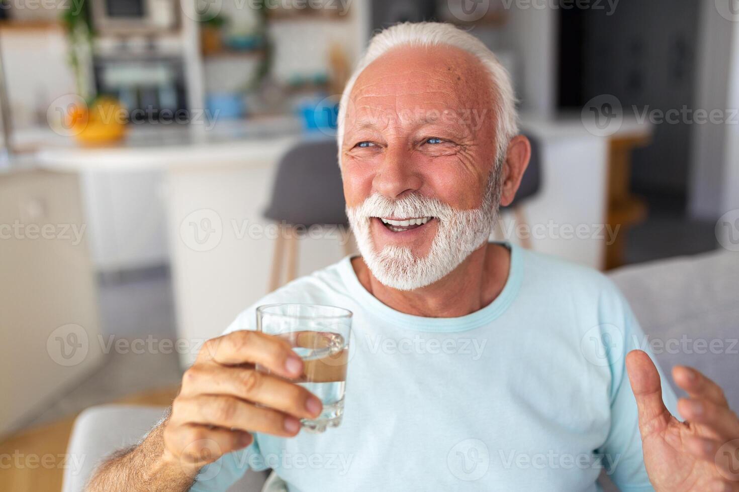 senior man dryck vatten från glas. Bra hälsa, livsstil. foto