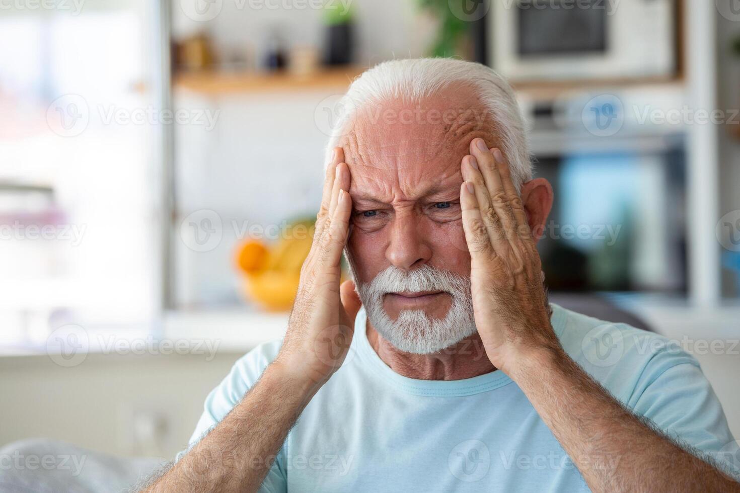 huvudvärk. senior man lidande från migrän smärta masse tempel Sammanträde på Hem. sjukvård, hälsa problem i äldre ålder begrepp foto