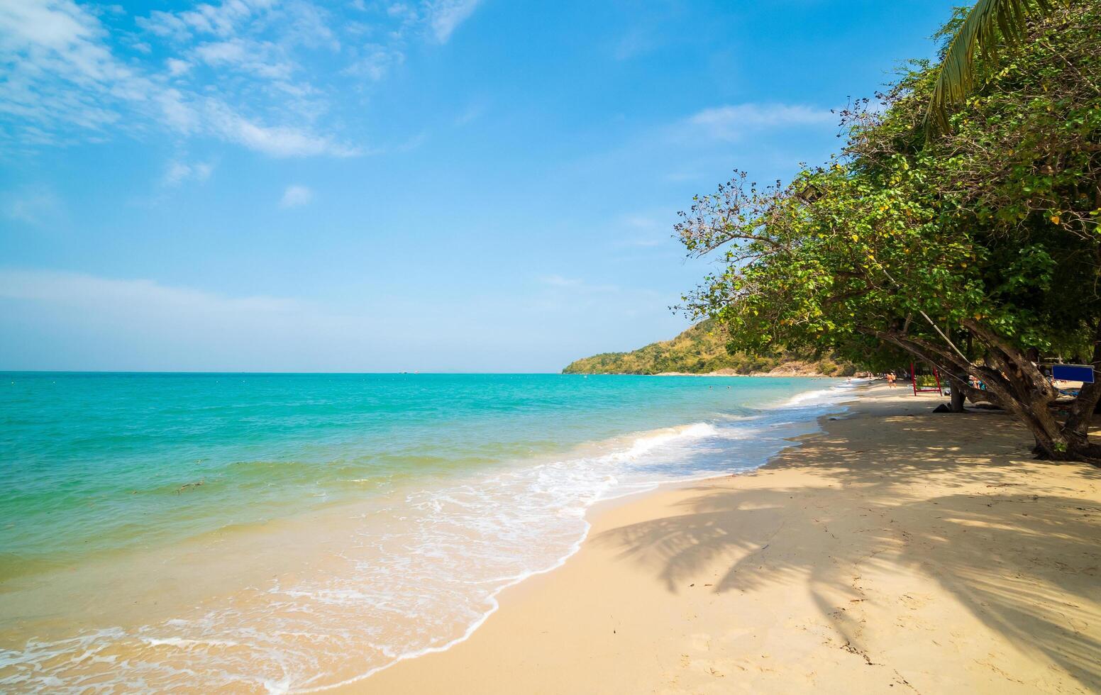 skön horisont landskap sommar panorama främre se punkt tropisk hav strand vit sand rena och blå himmel bakgrund lugna natur hav skön Vinka vatten resa på sai kaew strand thailand foto