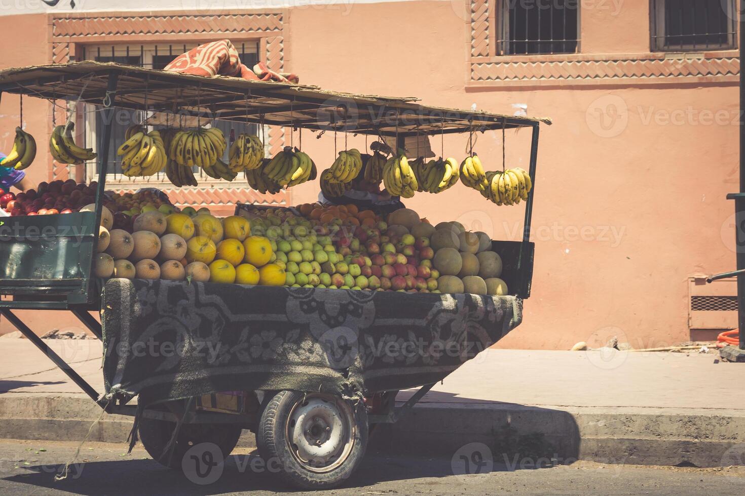 marknadsföra bås med frukt på de aa el fna fyrkant och marknadsföra plats i marrakech medina fjärdedel i marocko foto