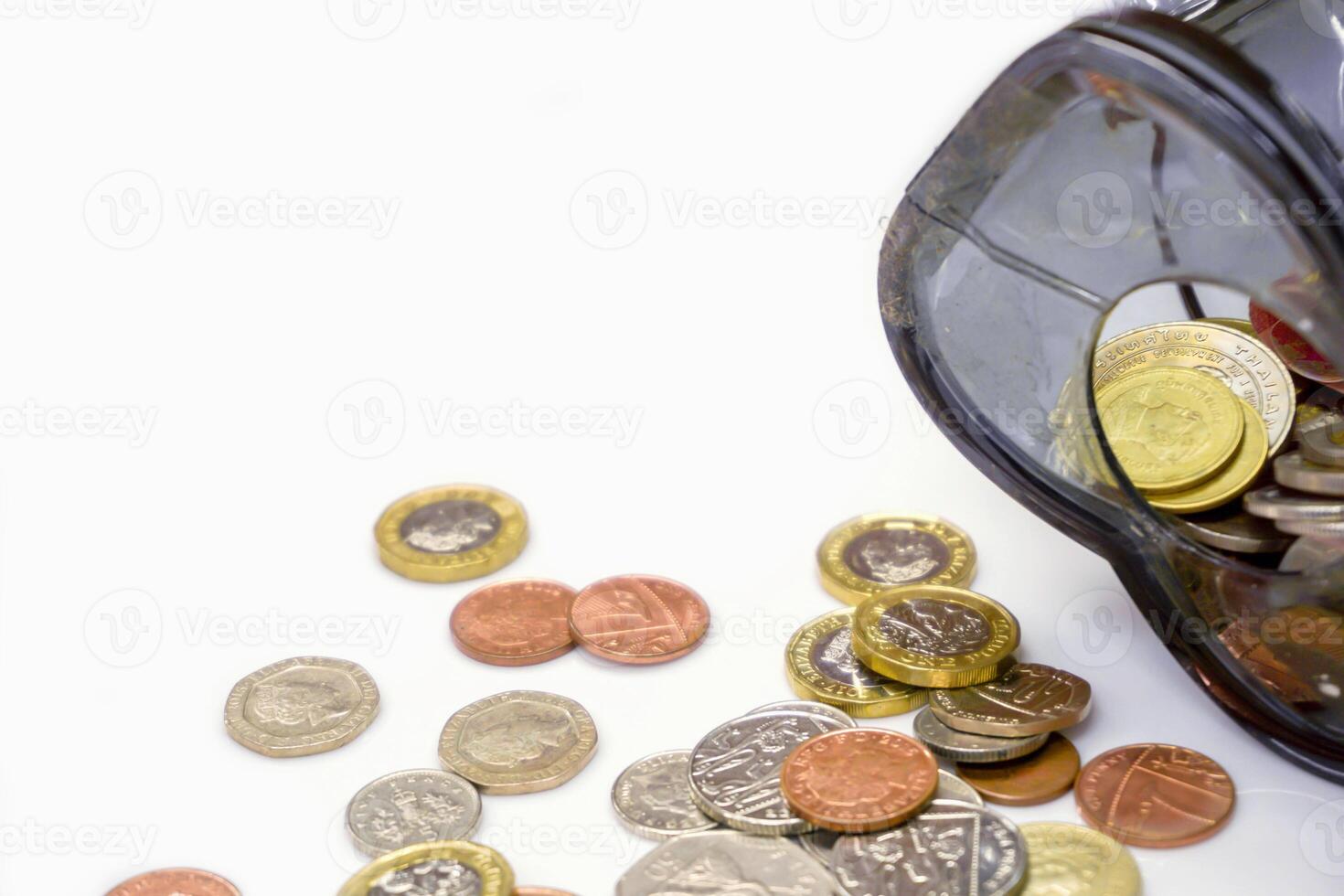 topp se och beskära av brittiskt valuta mynt öppen från de nasse Bank lagd ut spridd på vänster med kopia Plats för texter och vit bakgrund. foto
