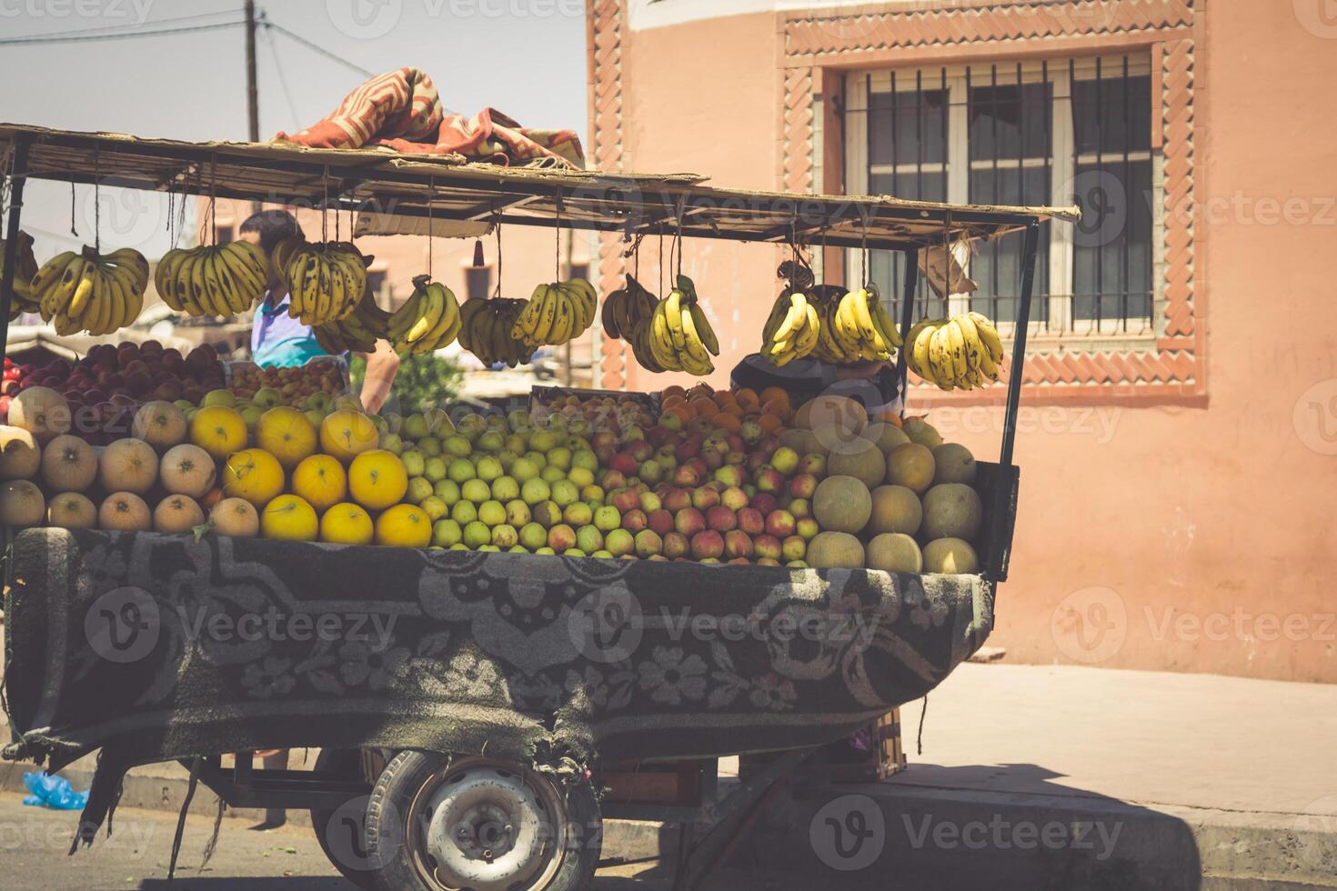 marknadsföra bås med frukt på de aa el fna fyrkant och marknadsföra plats i marrakech medina fjärdedel i marocko foto