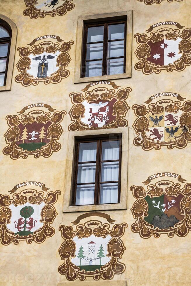 traditionell fönster av typisk gammal Venedig byggnad foto