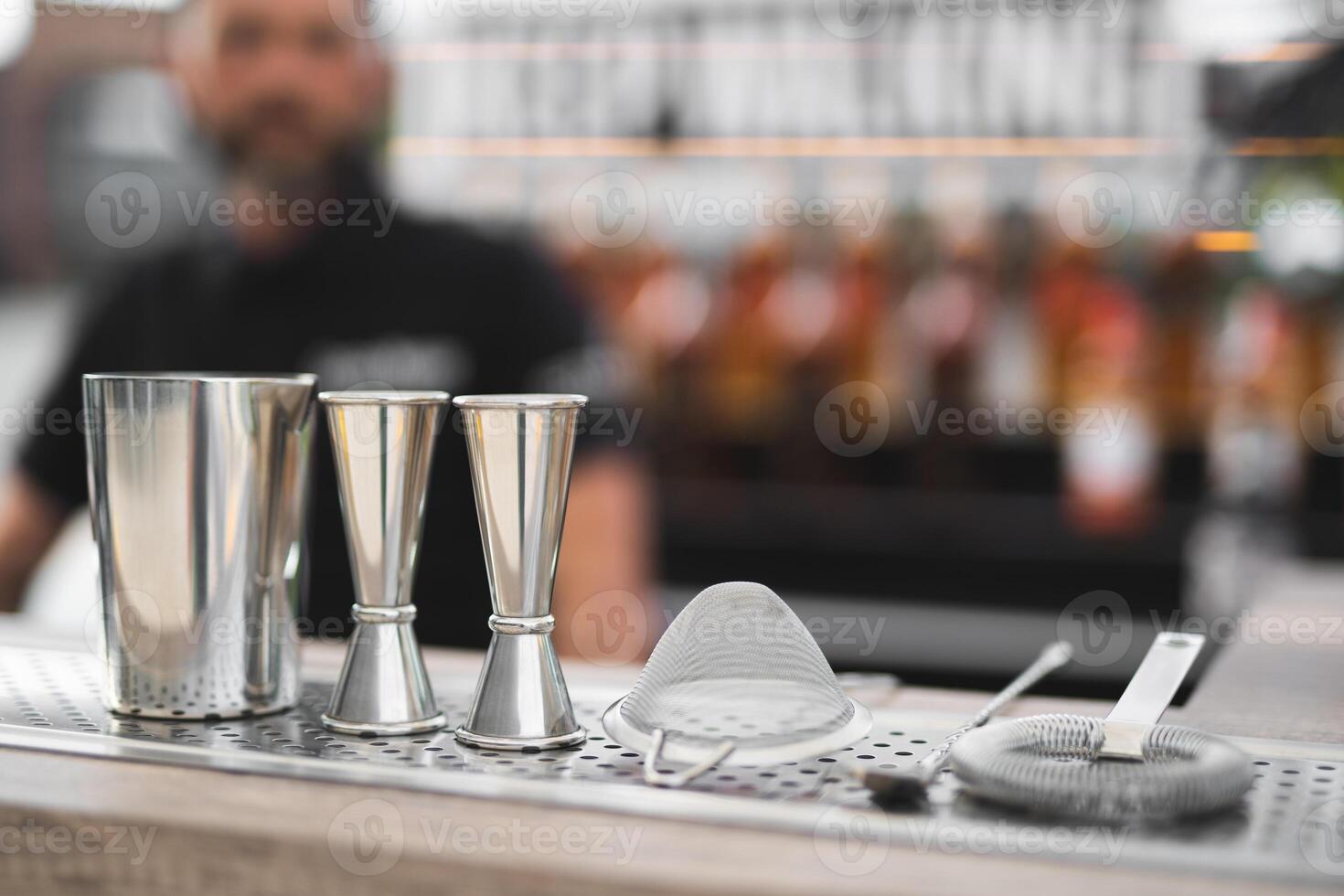 professionell Tillbehör på de tabell för framställning ett alkoholhaltig cocktail förbi en bartender foto