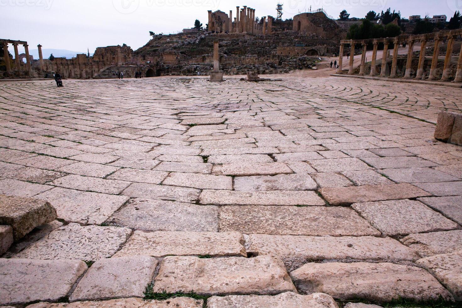 roman ruiner i de jordanian stad av jerash. de ruiner av de walled greko-romersk lösning av gerasa bara utanför de modern stad. de jerash arkeologisk museum. foto