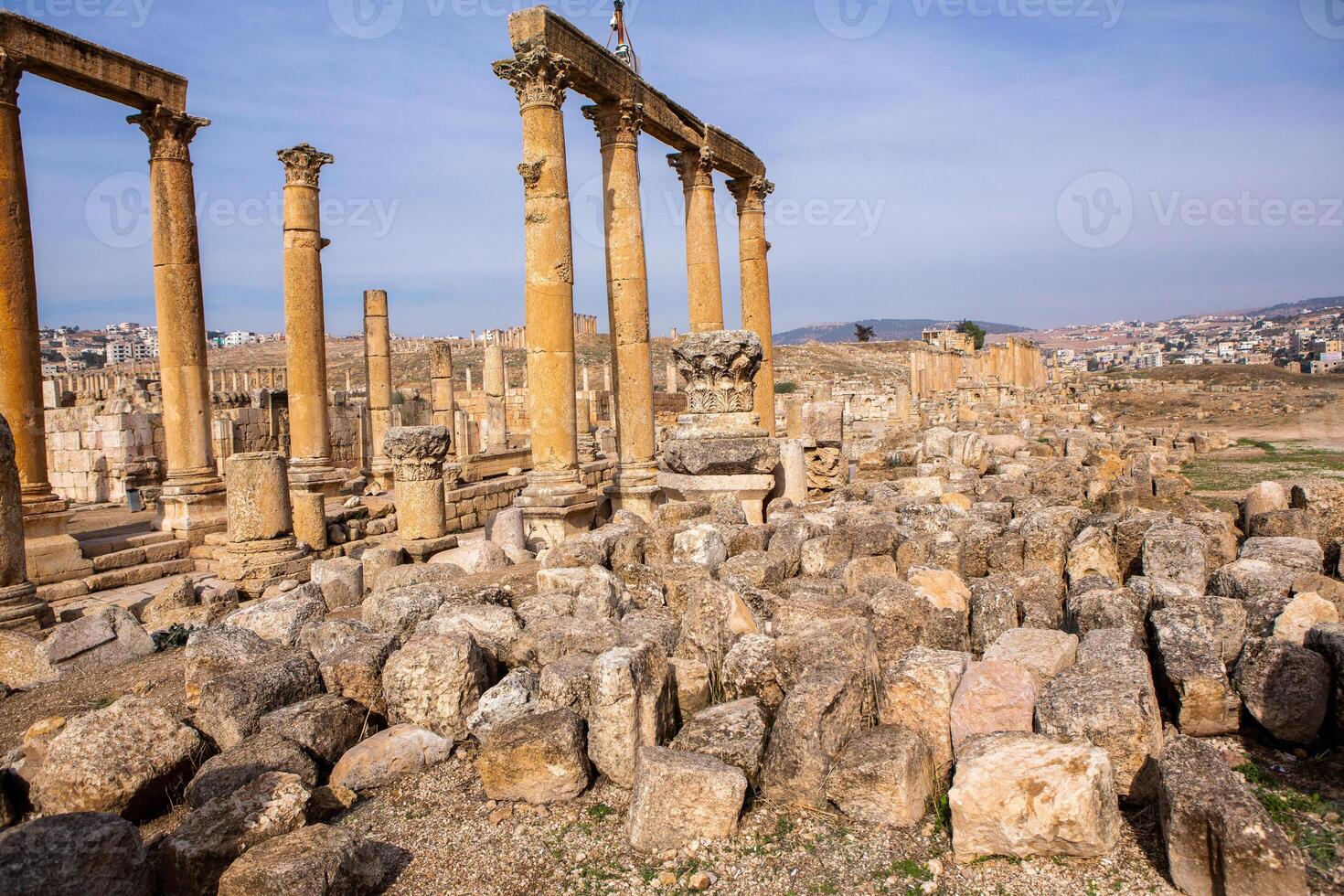 roman ruiner i de jordanian stad av jerash. de ruiner av de walled greko-romersk lösning av gerasa bara utanför de modern stad. de jerash arkeologisk museum. foto