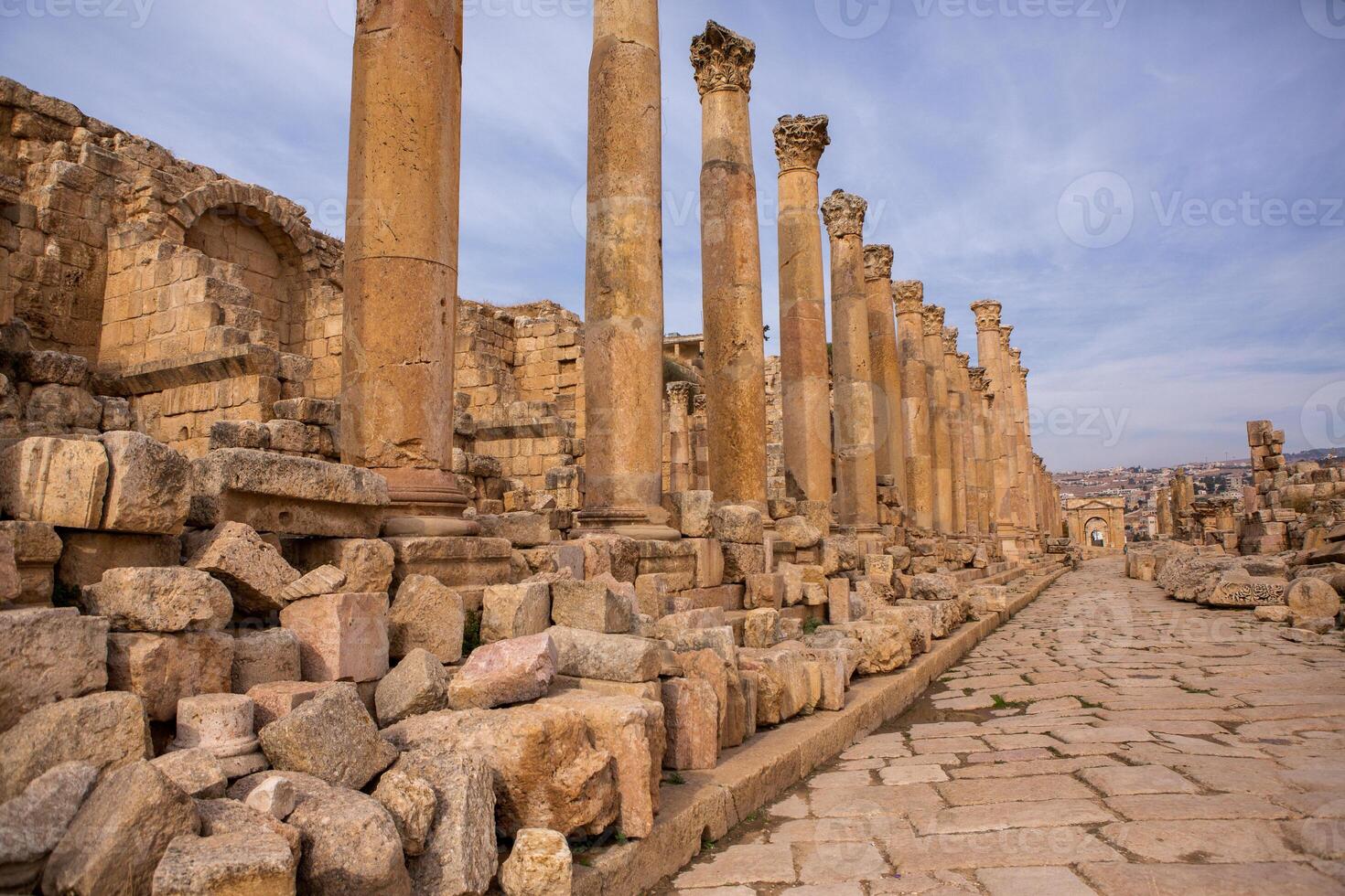 roman ruiner i de jordanian stad av jerash. de ruiner av de walled greko-romersk lösning av gerasa bara utanför de modern stad. de jerash arkeologisk museum. foto