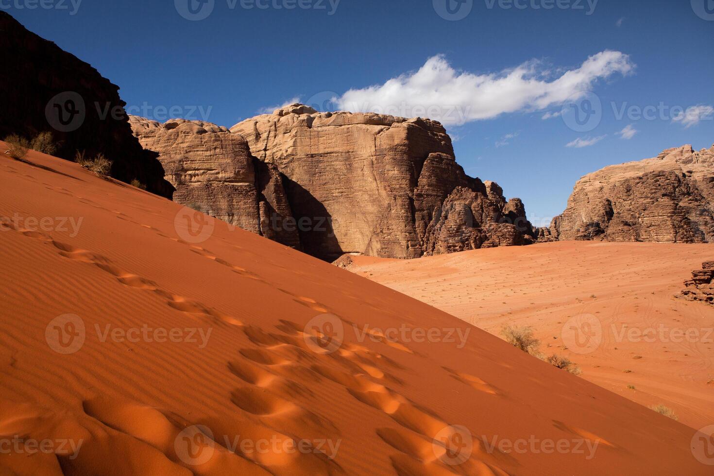 wadi rom öken- i jordan. på de solnedgång. panorama av skön sand mönster på de dyn. öken- landskap i jordan. foto