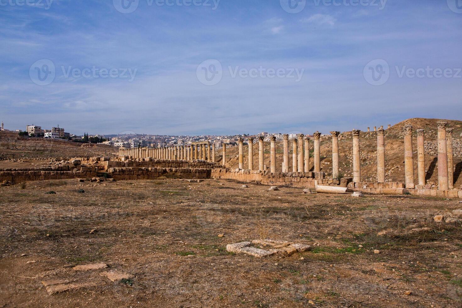 roman ruiner i de jordanian stad av jerash. de ruiner av de walled greko-romersk lösning av gerasa bara utanför de modern stad. de jerash arkeologisk museum. foto