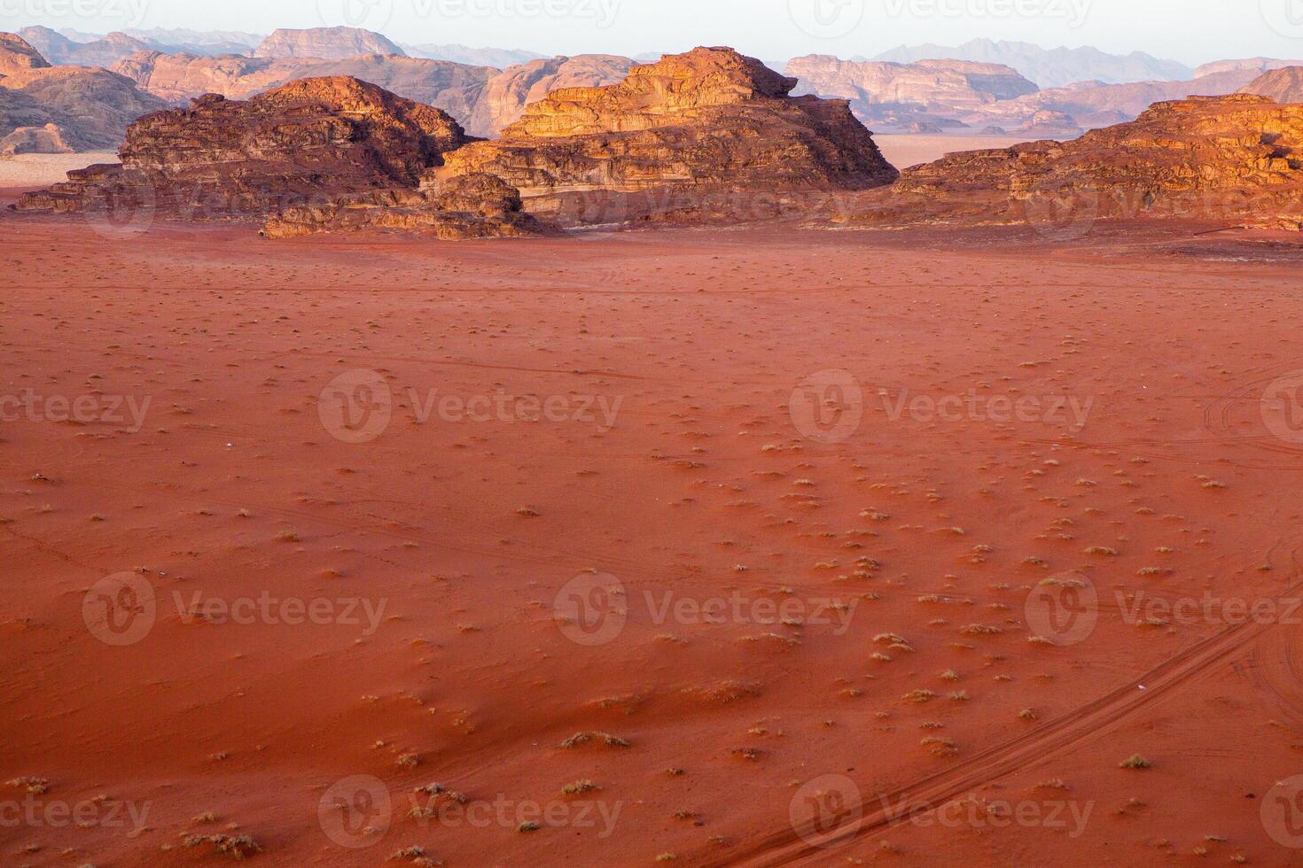 wadi rom öken- i jordan. på de solnedgång. panorama av skön sand mönster på de dyn. öken- landskap i jordan. foto