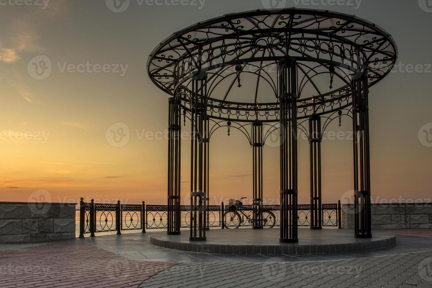 rotunda, installerad på de vägbank av de nizhne-shaitansky damm i pervouralsk foto