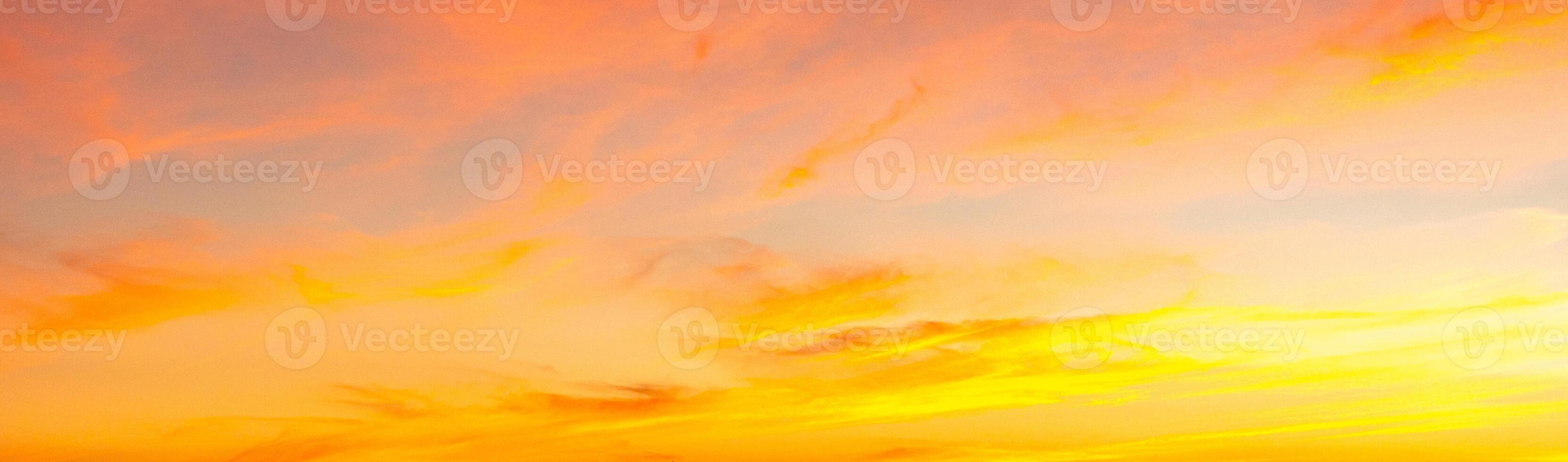 gyllene himmel de gyllene orange glöd av de solnedgång. färgrik himmel i vinter. foto