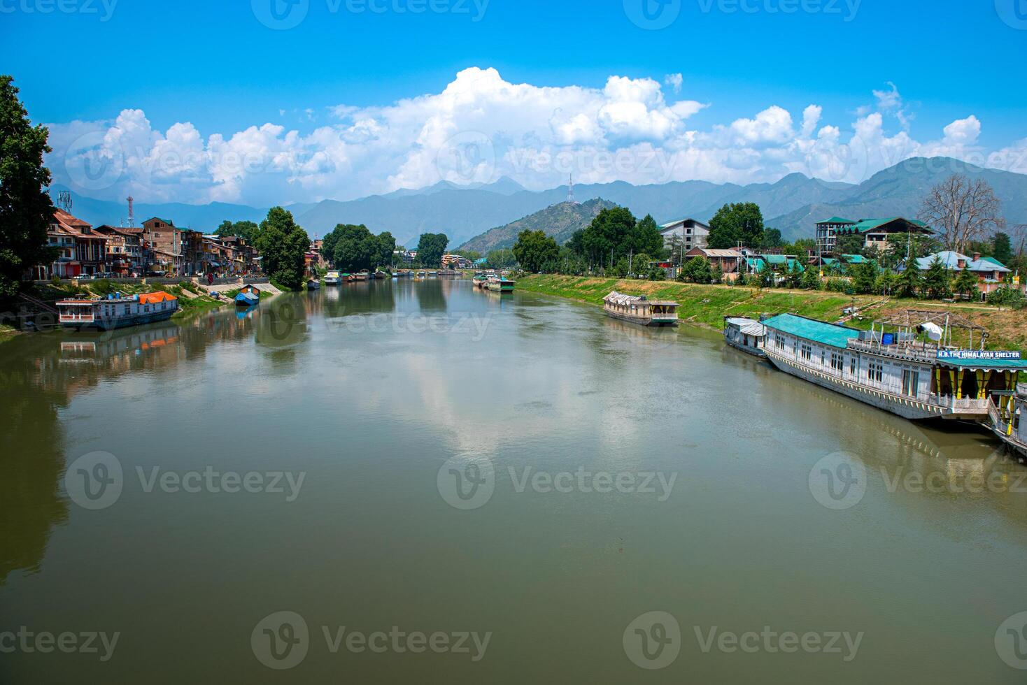 dal sjö och de skön berg räckvidd i de bakgrund i de sommar båt resa av stad srinagar kashmir Indien. foto