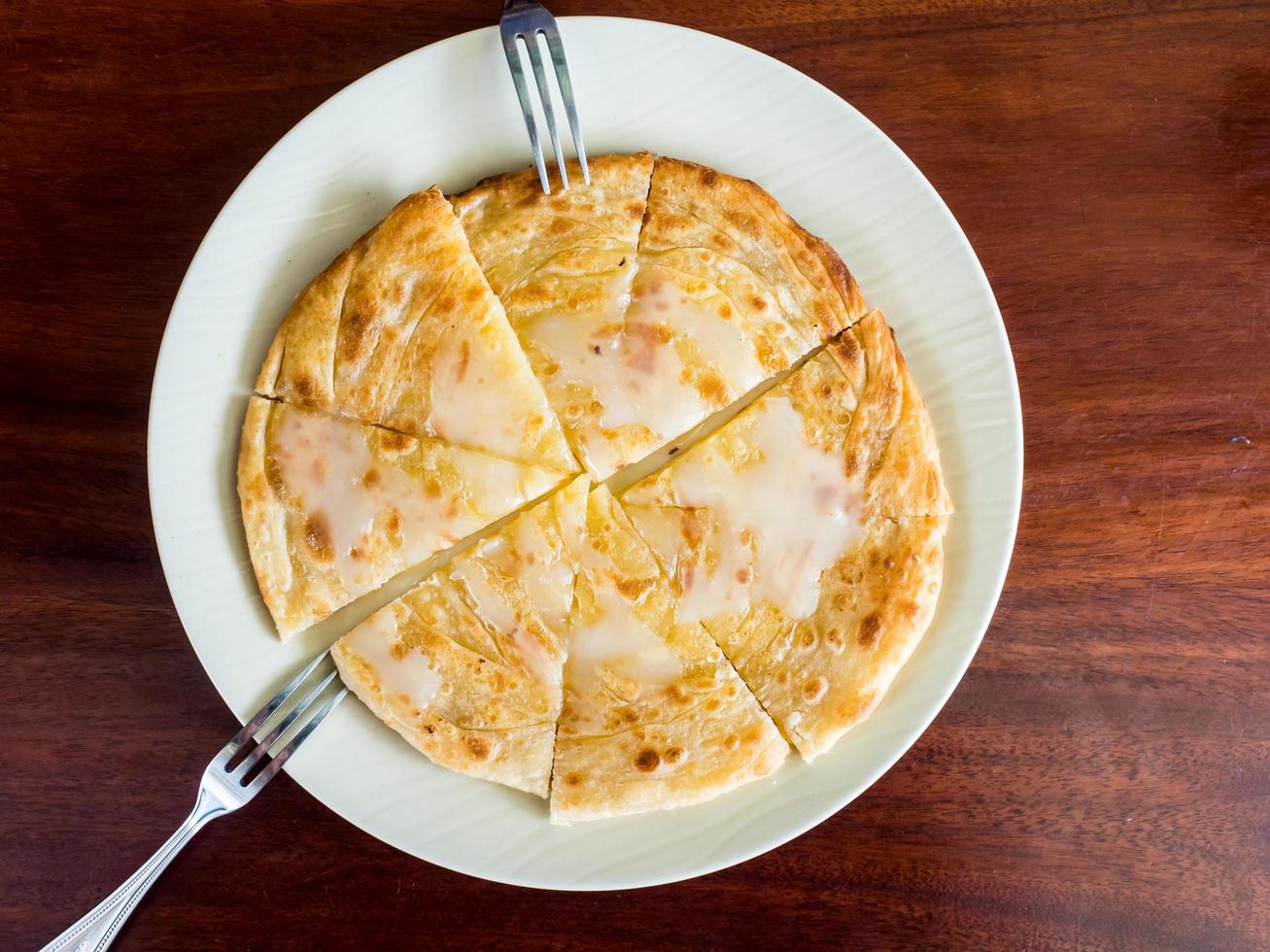 roti med sötad kondenserad mjölk. foto